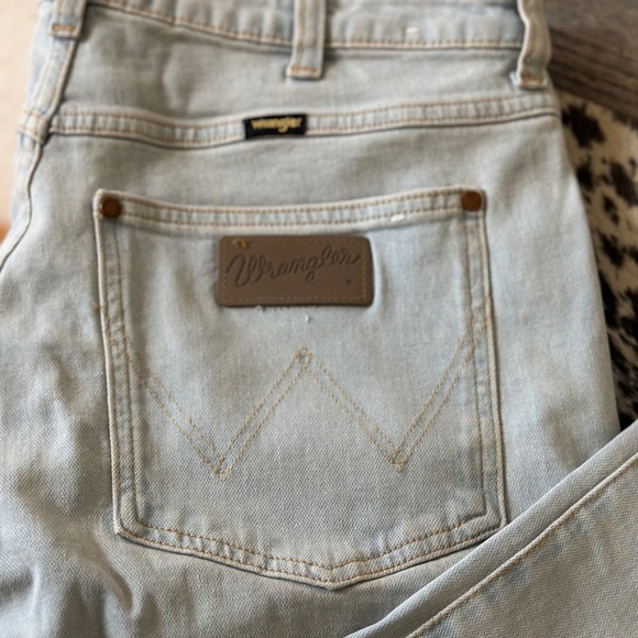 Womens Light Wash Wrangler Jeans - Size 11 - Picture 2 of 4